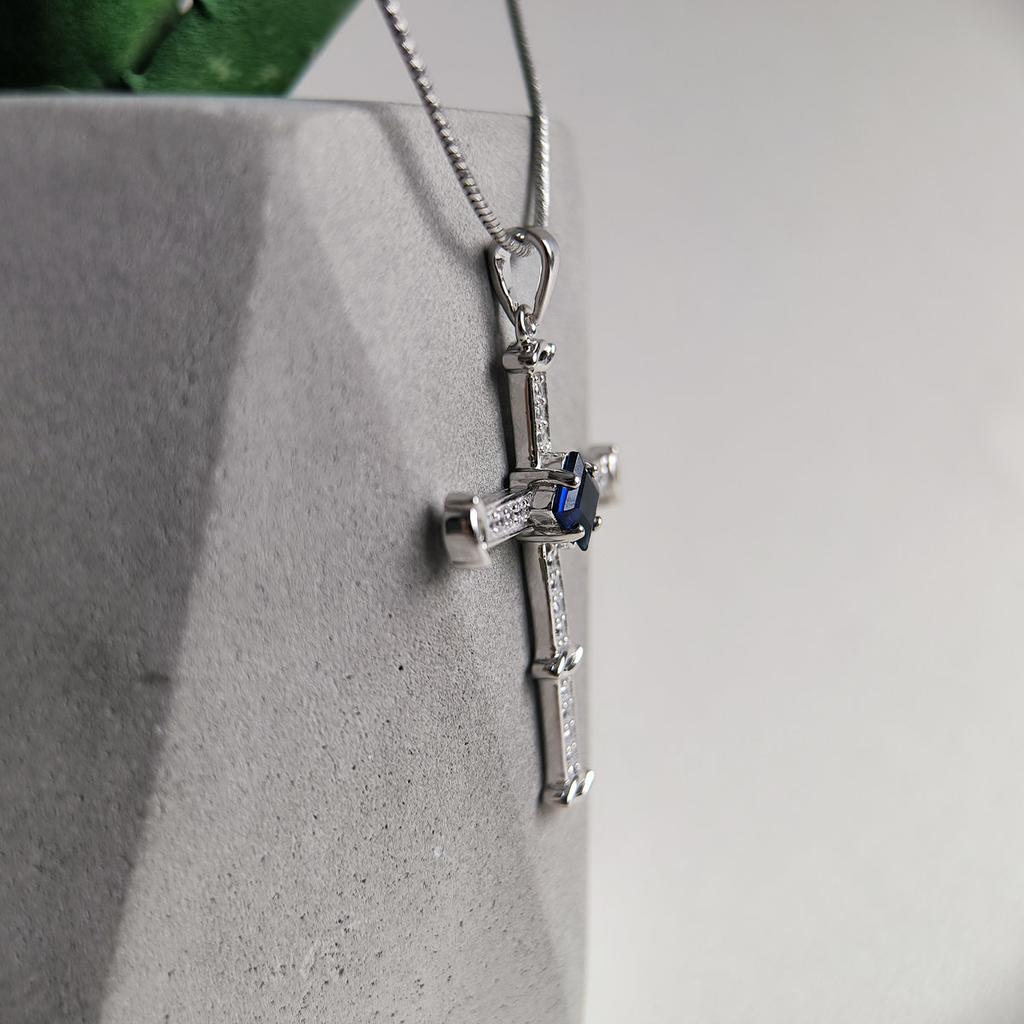 Серебряный крестик с сапфиром nano 1.095ct, фианитами (2206576)