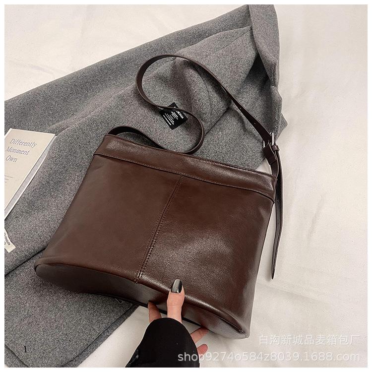 

Oil wax pitot bag large capacity shoulder bag lazy wind messenger bag mother bag Korean chic retro commuter bag кофейный