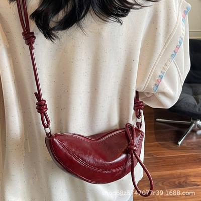 Niche Design Dumpling Bag Female Messenger Bag 2025 New High-end Retro Casual Mobile Phone Bag Fashion Commuter Bag