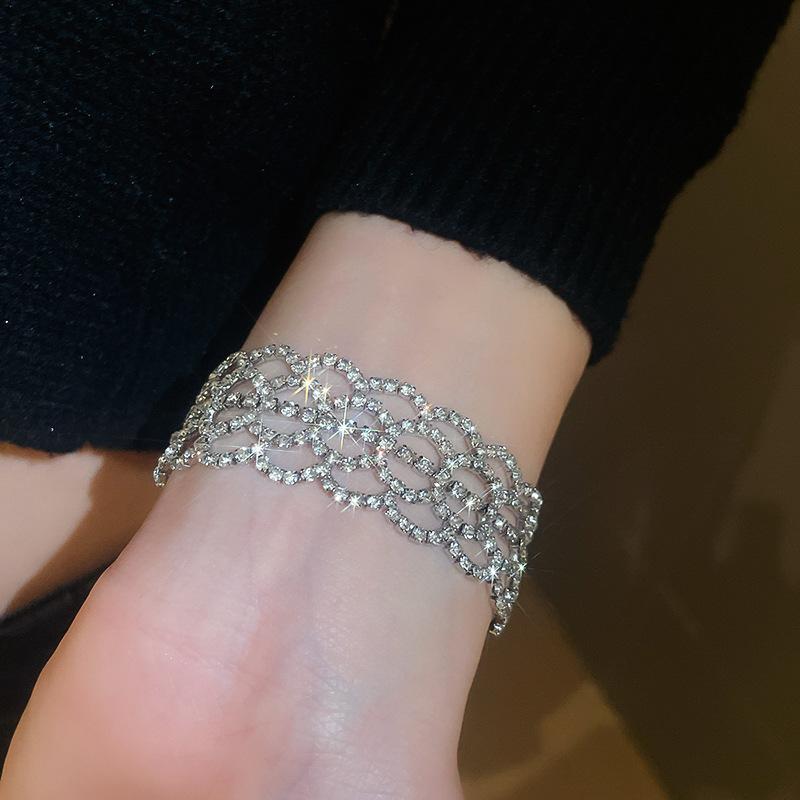 

Модный полый геометрический кулон браслет легкая роскошь высокий класс преувеличенные украшения нишевый набор украшений женщины