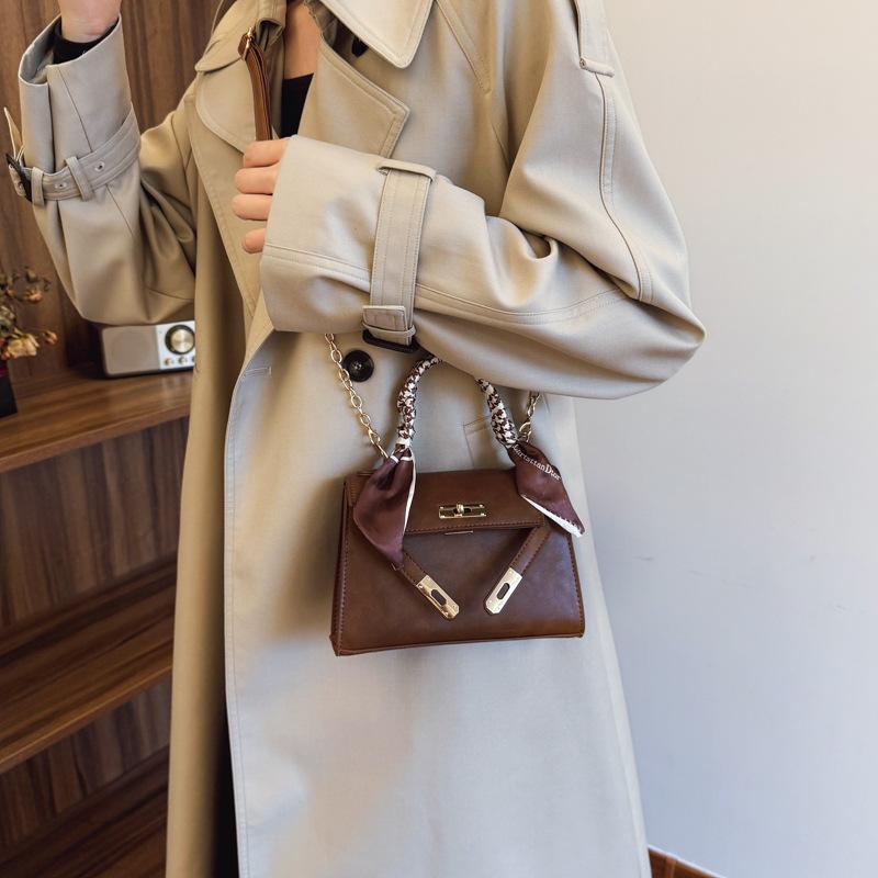 

Bag women 2025 new trendy high-end fashion messenger bag niche design autumn and winter shoulder portable Kelly bag 20*6*14