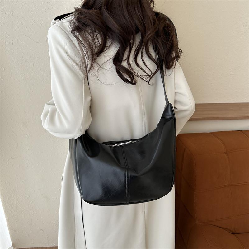 Fashionable Retro Medium Sized Crossbody Bag With Soft Structure And Unique Stitching Details