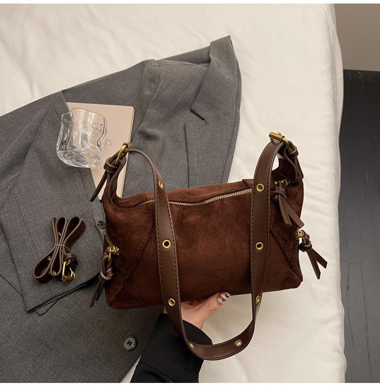 

Повседневная ретро сумка большой вместимости женская 2025 новая модная сумка-мессенджер через плечо для通勤, портативная сумка-багет для 通勤 темно-коричневого