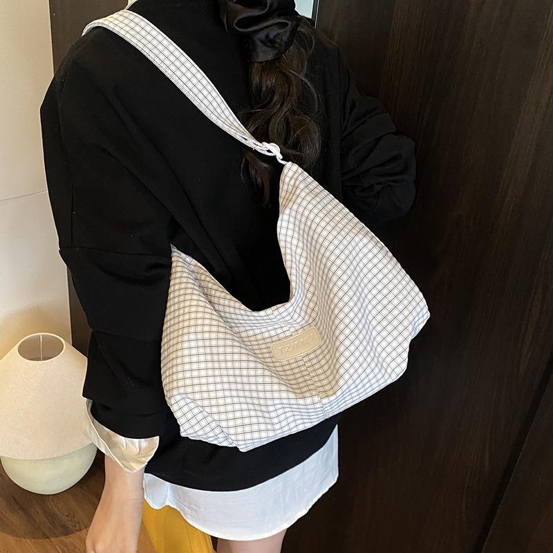 New casual shoulder bag versatile simple commuter messenger dumpling bag large capacity messenger bag