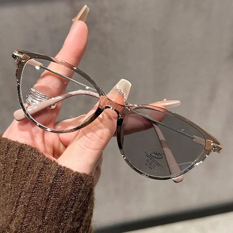 Casual Large Frame Cat-eye Photochromic Myopia Eyeglasses for Men and Women Blue Light Blocking Near Sight Eyeglasses 0 TO -4.0
