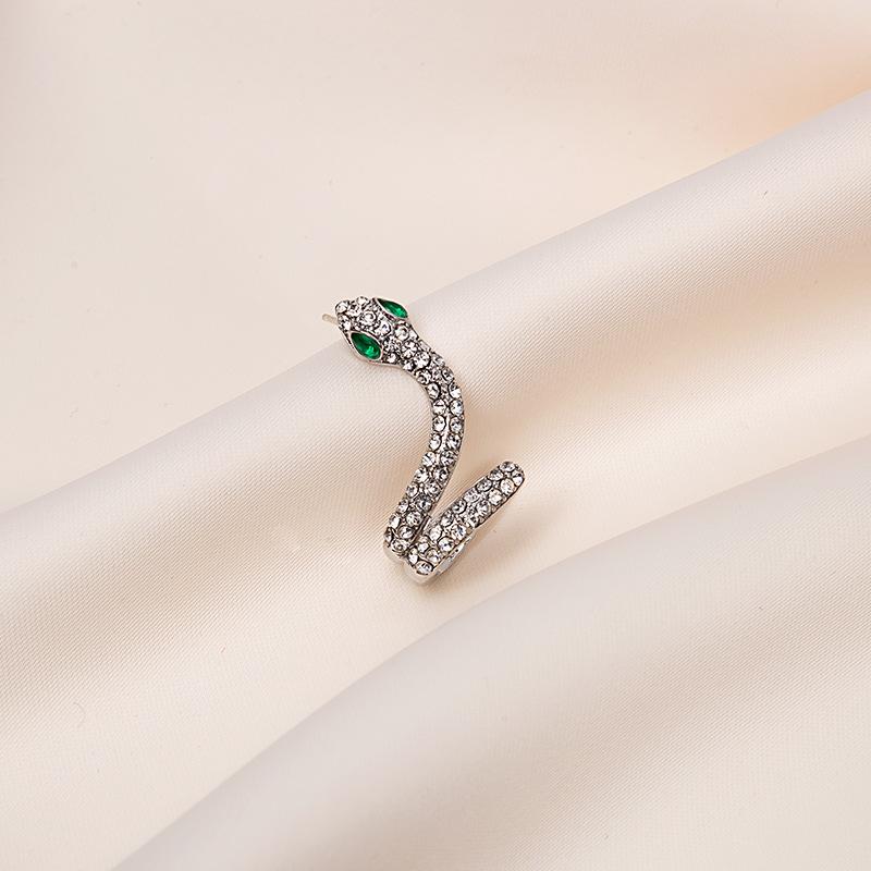 

Серебряная серьга-кафф в форме змеи с иглами и бриллиантовыми акцентами высшего качества