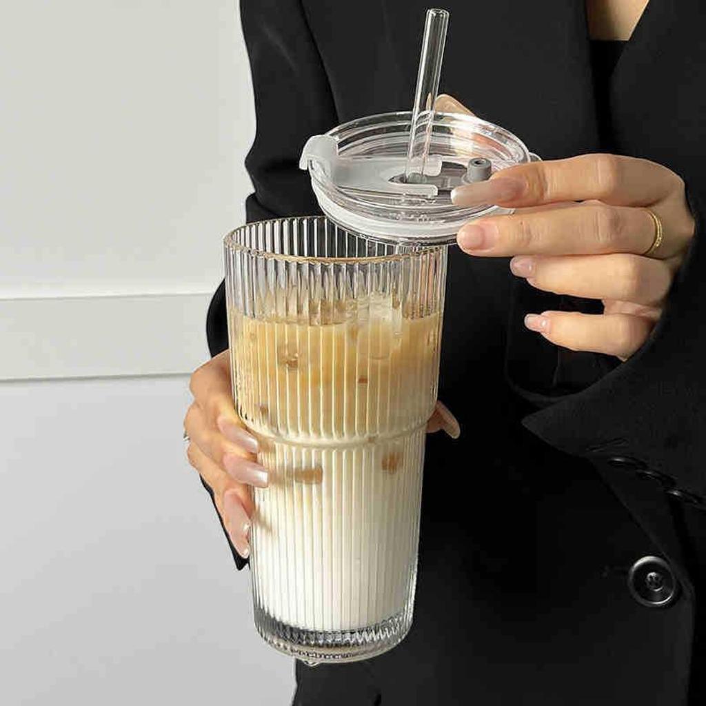 Opakovaně použitelný žebrovaný skleněný pohár - 450ml hrnek na ledovou kávu s víčkem a brčkem, Vintage pruhovaný design pro smoothies a boba