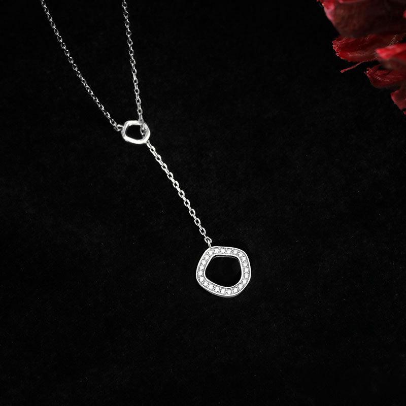 Light Luxury Necklace Autumn and Winter Long Sweater Chain for Women Niche Design Cold Style Collarbone Chain Personality