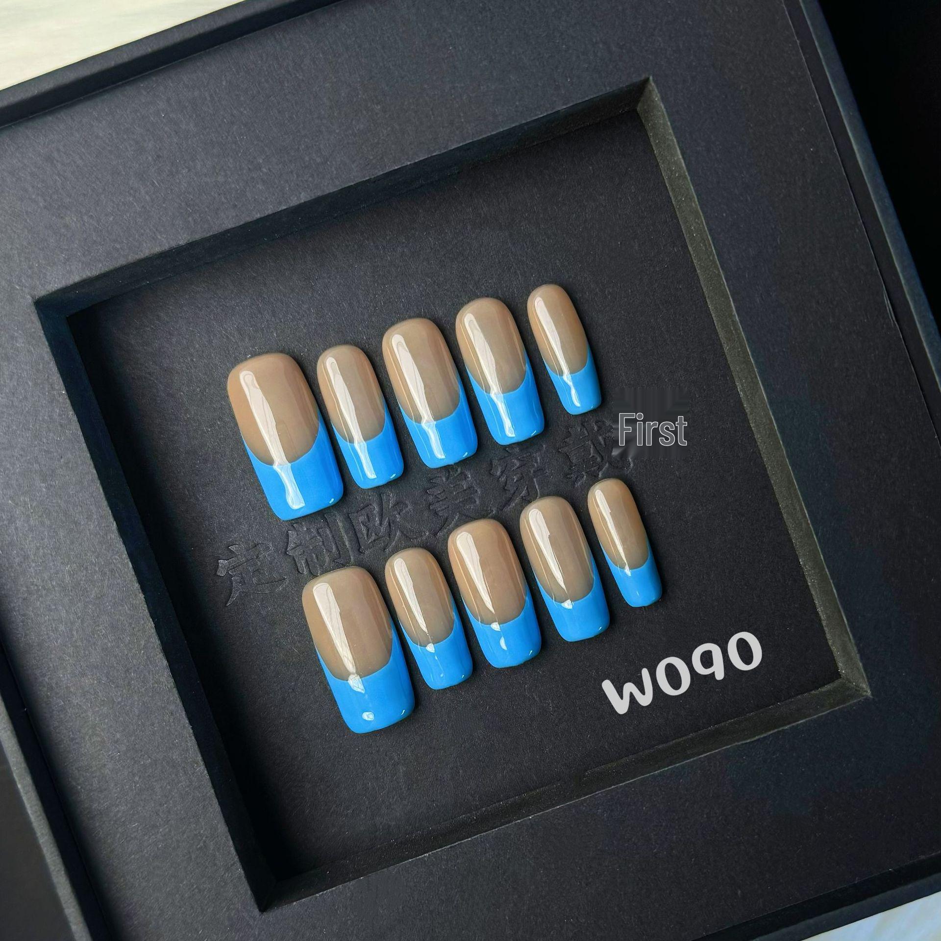 

Hand-Painted Short Almond Nails with Art Stickers - European and American Style Medium