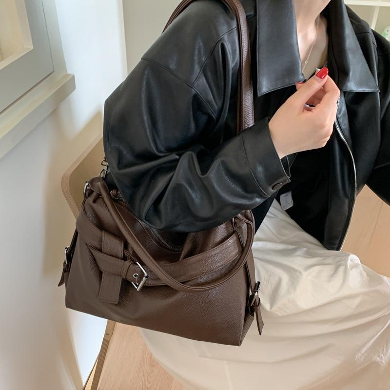 Vintage large capacity soft leather tote bag leather buckle design sense Spice girl locomotive bag heavy industry shoulder messenger bag
