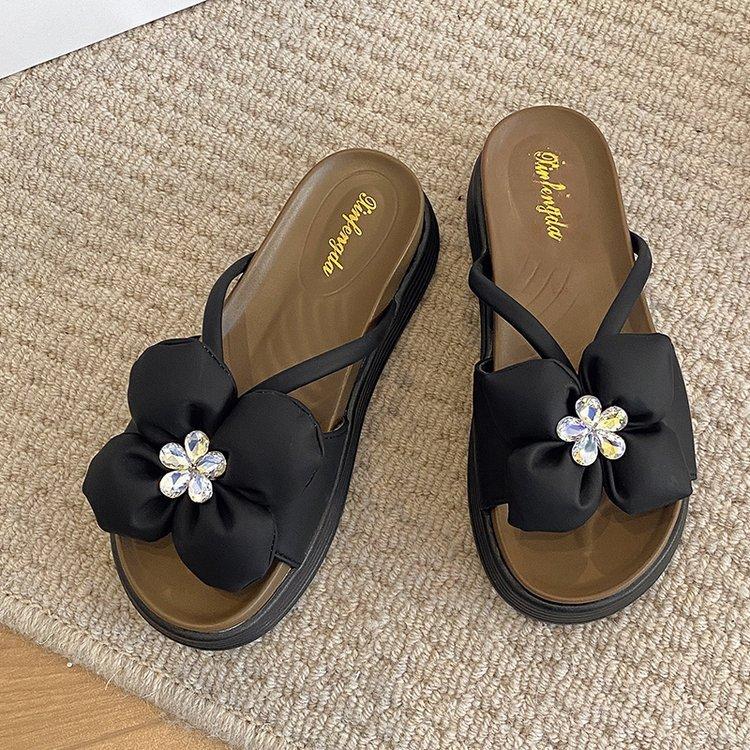 In the summer of 2025, the new platform-soled flowers and women's slippers are fashionable and versatile muffins and beach shoes, rhinestone sandals.