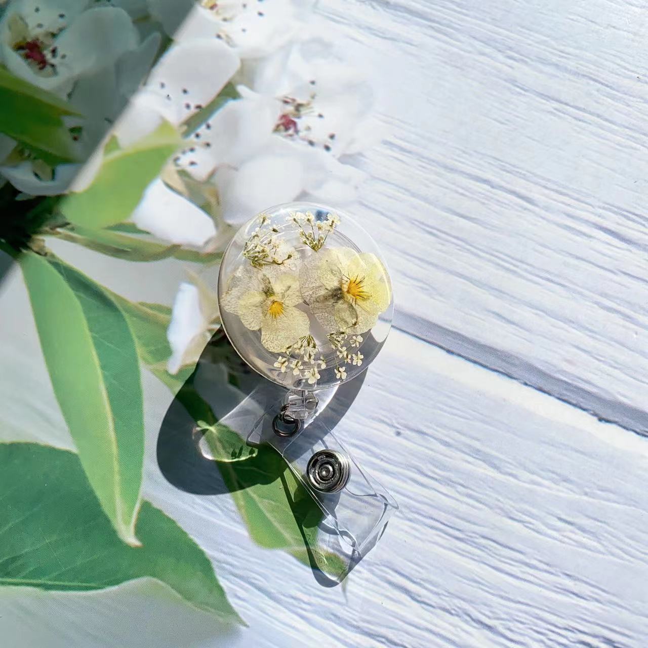 

Висувна котушка для бейджа. Затискач для робочої картки медичного працівника. Лікар, медсестра. Іменна картка. Дисплей. Тег. Тримач бейджів. Аксесуари.