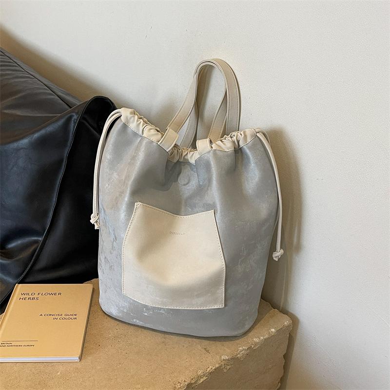 

Korean version of casual large-capacity underarm bag women s 2025 new contrasting color bucket bag double-sided back commuter shoulder bag серебряный