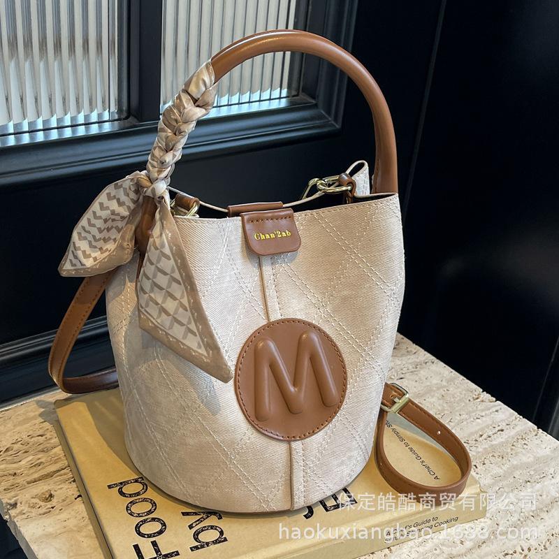 Niche design popular commuter handbag bag women's summer 2025 new trendy high-end versatile messenger bucket bag