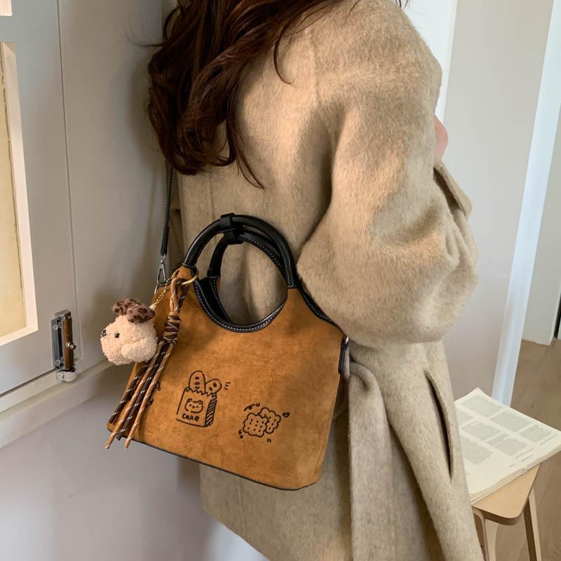 Retro Niche Matte Bag Women's 2025 New Exquisite Versatile Messenger Bag Fashionable Super Fire Handbag Small Bag