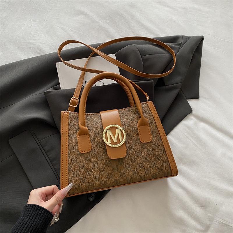 

Premium bag women s autumn new commuter armpit bag fashionable simple niche design shoulder messenger bag коричневий