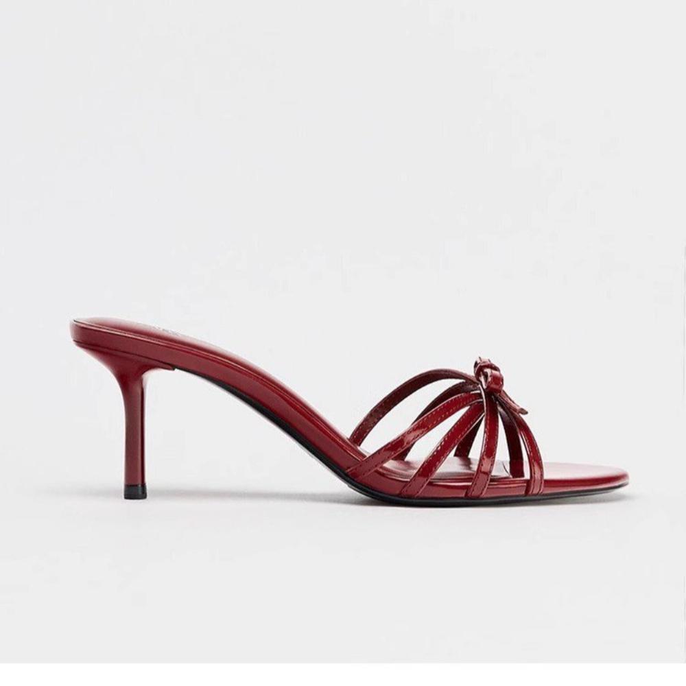 2026Weinrot High Heels Sandalen für Damen Quadratische Zehenpartie Schleifen-Dekor Sommer Outdoor Hausschuhe Dünne Ferse Party Hochzeits Schuhe