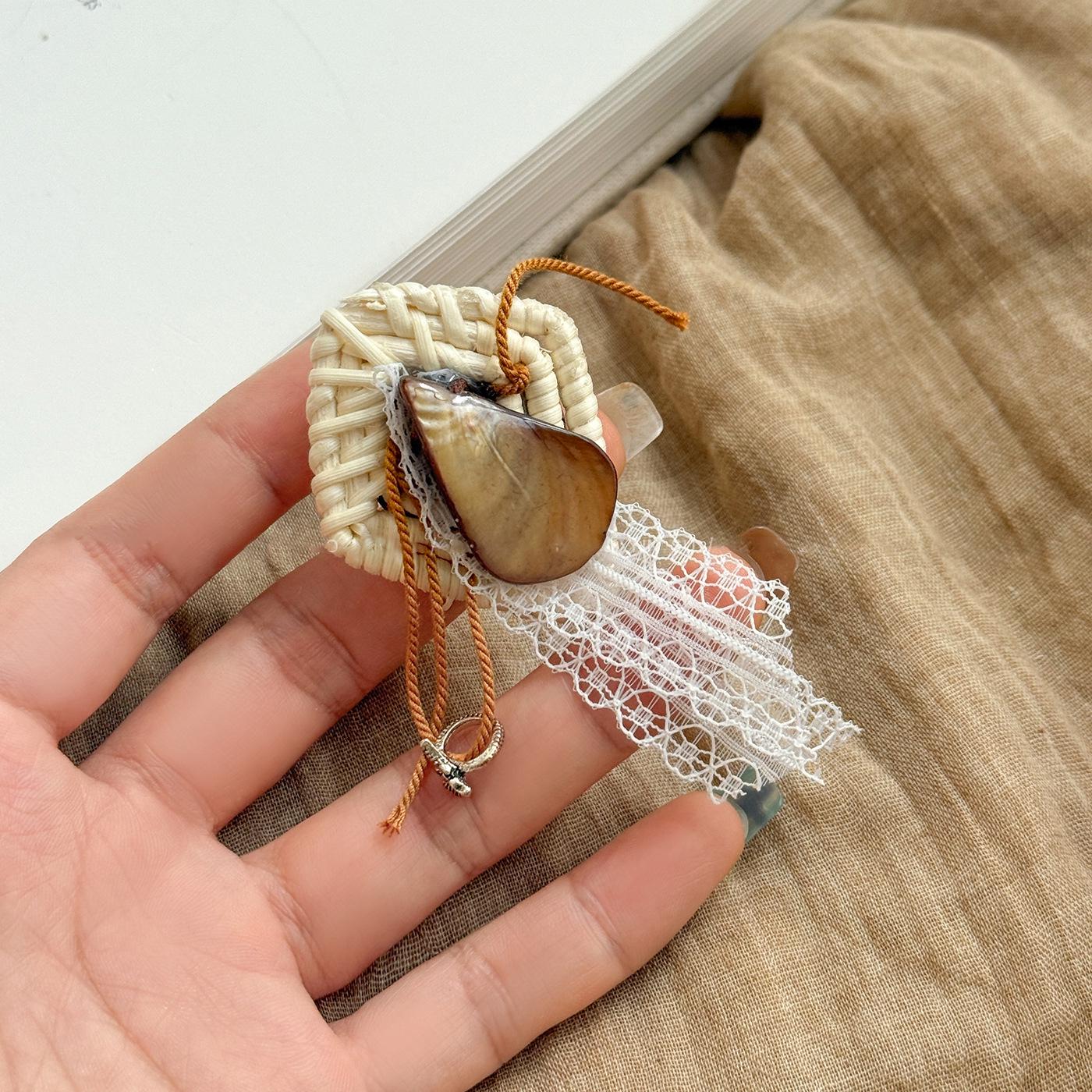 

Retro Rattan Tassel Flower Bow Brooch: Elegant Autumn-Winter Fashion Pin.