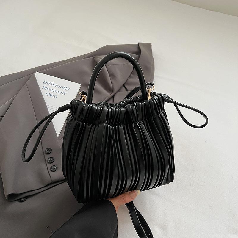 

Корейская повседневная сумка-тоут в иностранном стиле, женская, новая коллекция осень 2025, простая сумка-ведро, нишевая модная сумка-мессенджер чёрный