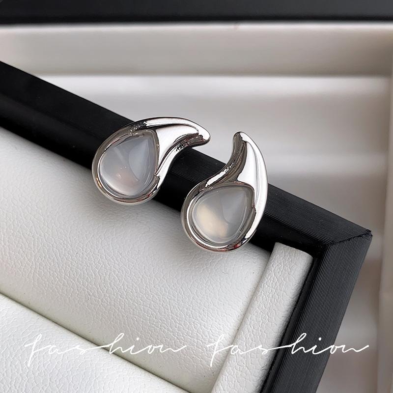 

Sterling silver needle water drop-shaped opal stud earrings female niche design cold wind advanced sense simple temperament earrings