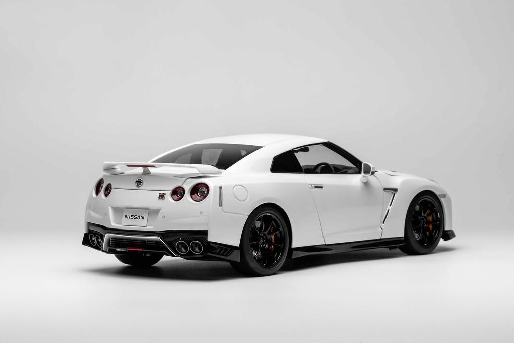 FREESTYLE MOTORHELIX Scale Nissan Track Edition Engineered By NISMO 2020 Brilliant White Pearl Finished Model M83506 1/18 GT-R (R35)