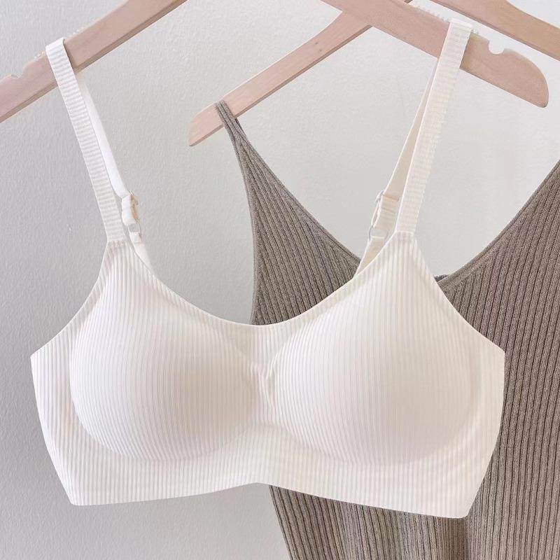 Traceless cotton girls' underwear is soft and cotton without steel ring, comfortable and light, with large breasts and small one-piece bra.
