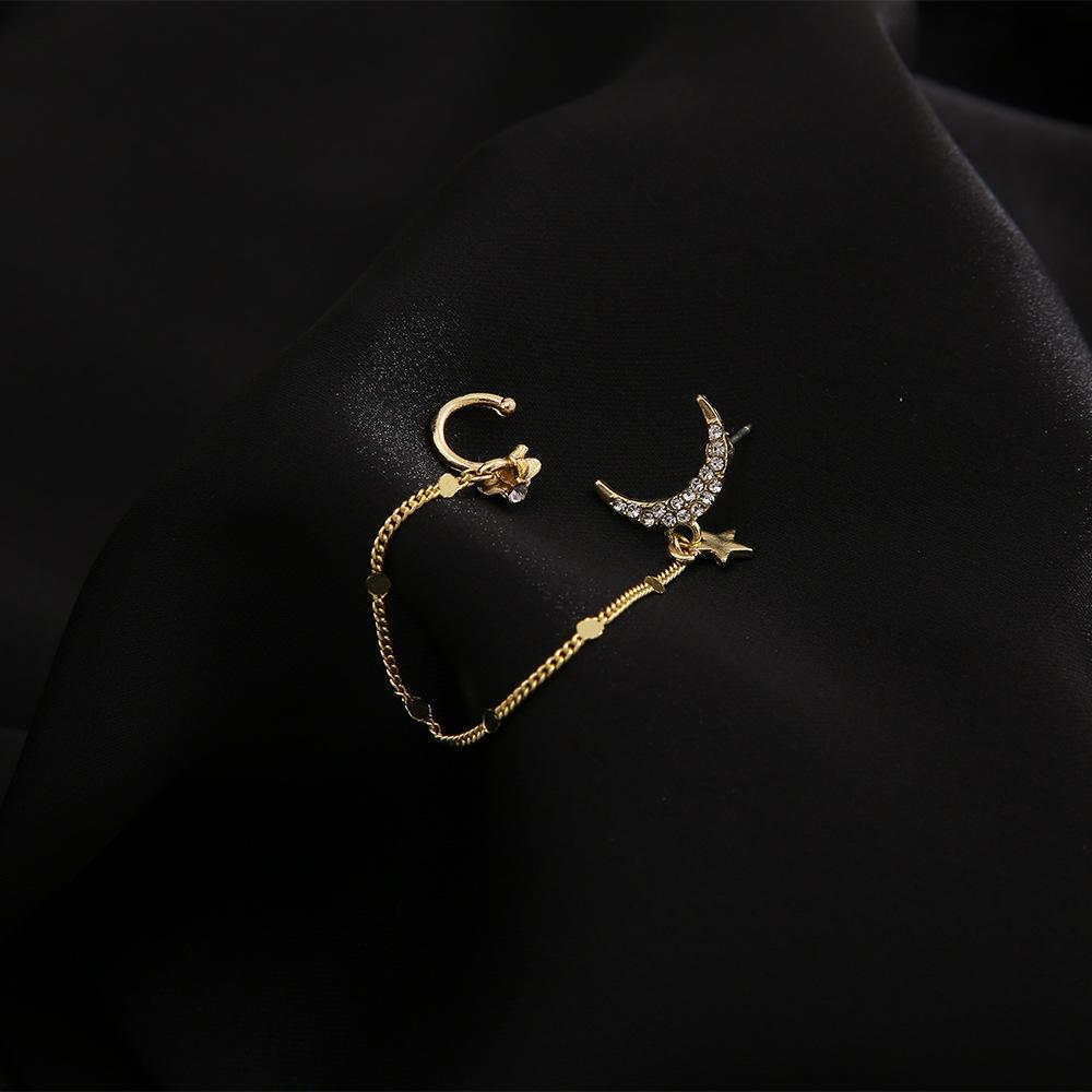 Minimalist Star & Moon Ear Cuff: Trendy Influencer Design