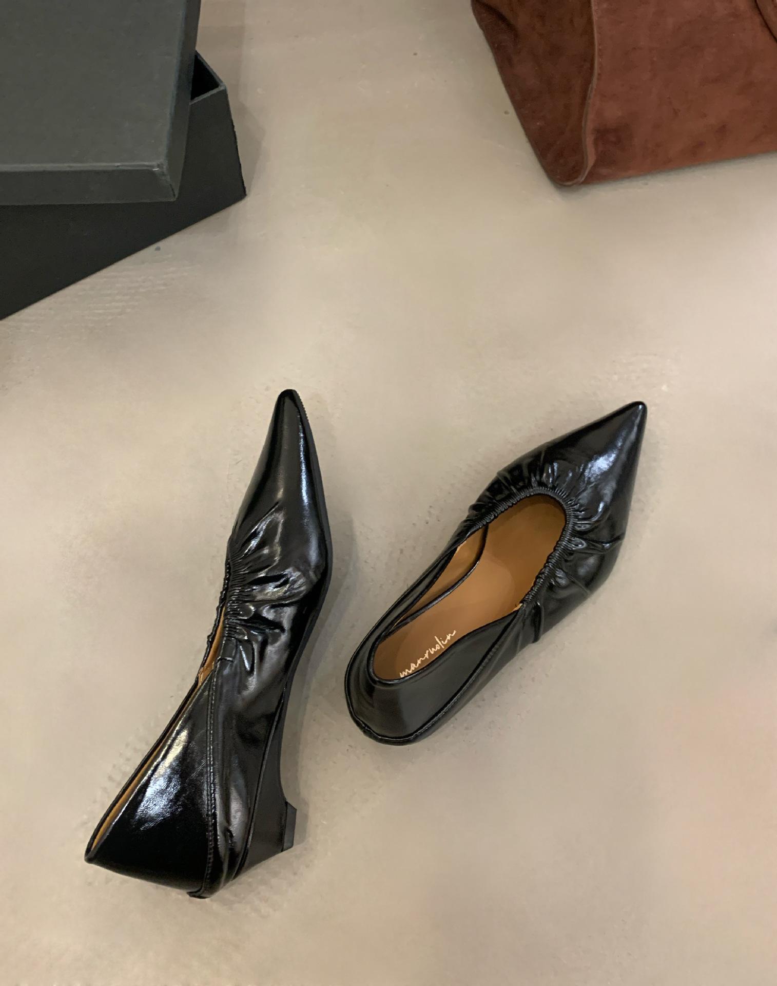 

2025 new pleated pointed temperament single shoes women s flat grandma shoes lazy style soft leather casual daily shoes 35 чёрный