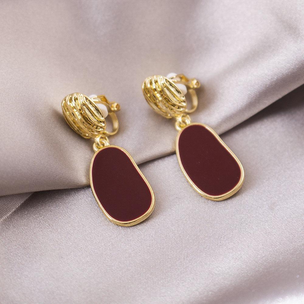 Elegant Clip-On Triangle Earrings for Non-Pierced Ears - Versatile, Light Luxury for Everyday Wear.