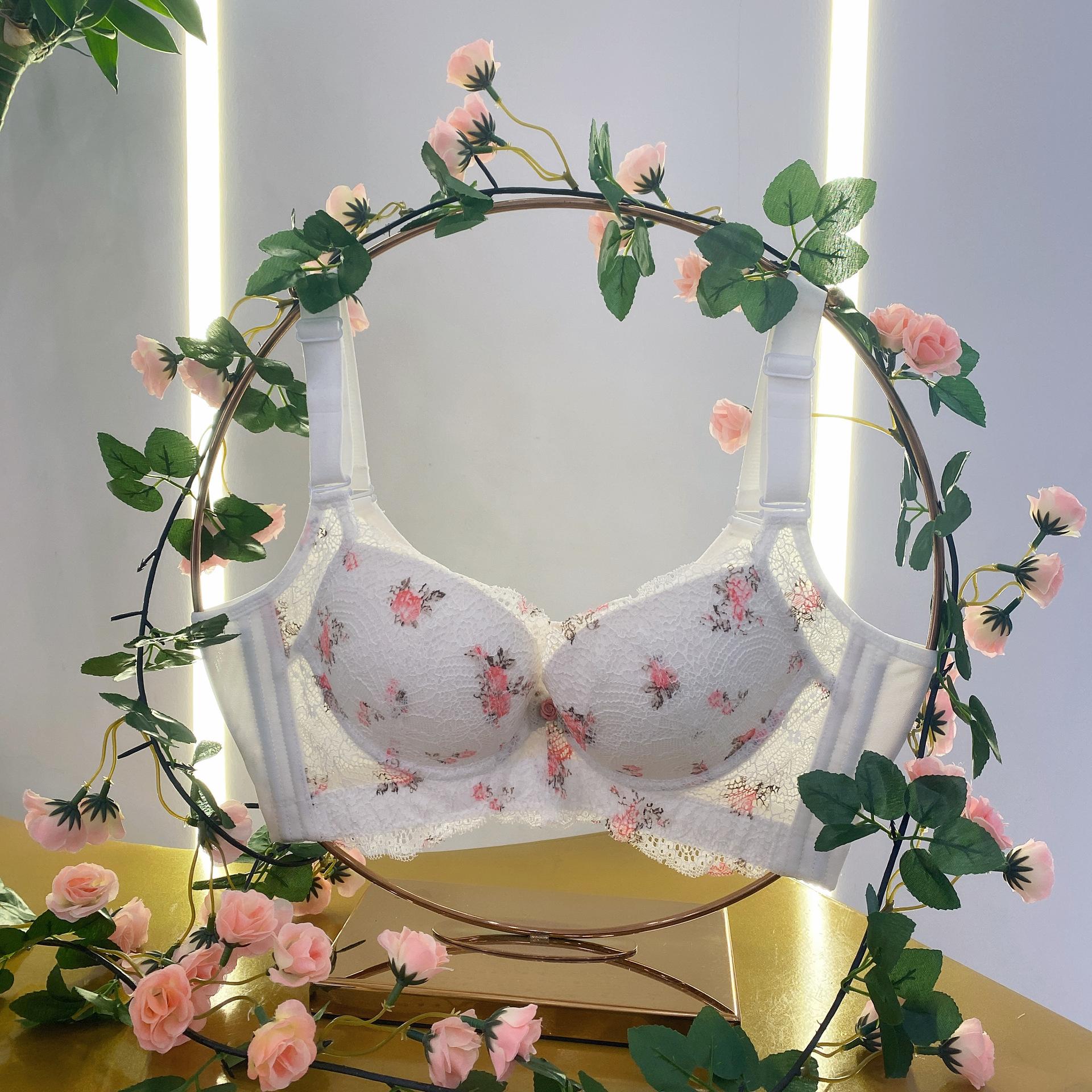 

Underwear women s thin cup is breathable and small, the upper support is shaped, the secondary breasts are closed, the chest line is improved 90E білий