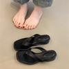 Simple pinch-on flip-flops for women, cold slippers with flat bottom and skirt, beach shoes