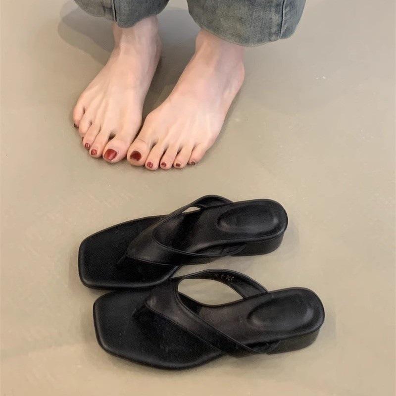 Simple pinch-on flip-flops for women, cold slippers with flat bottom and skirt, beach shoes