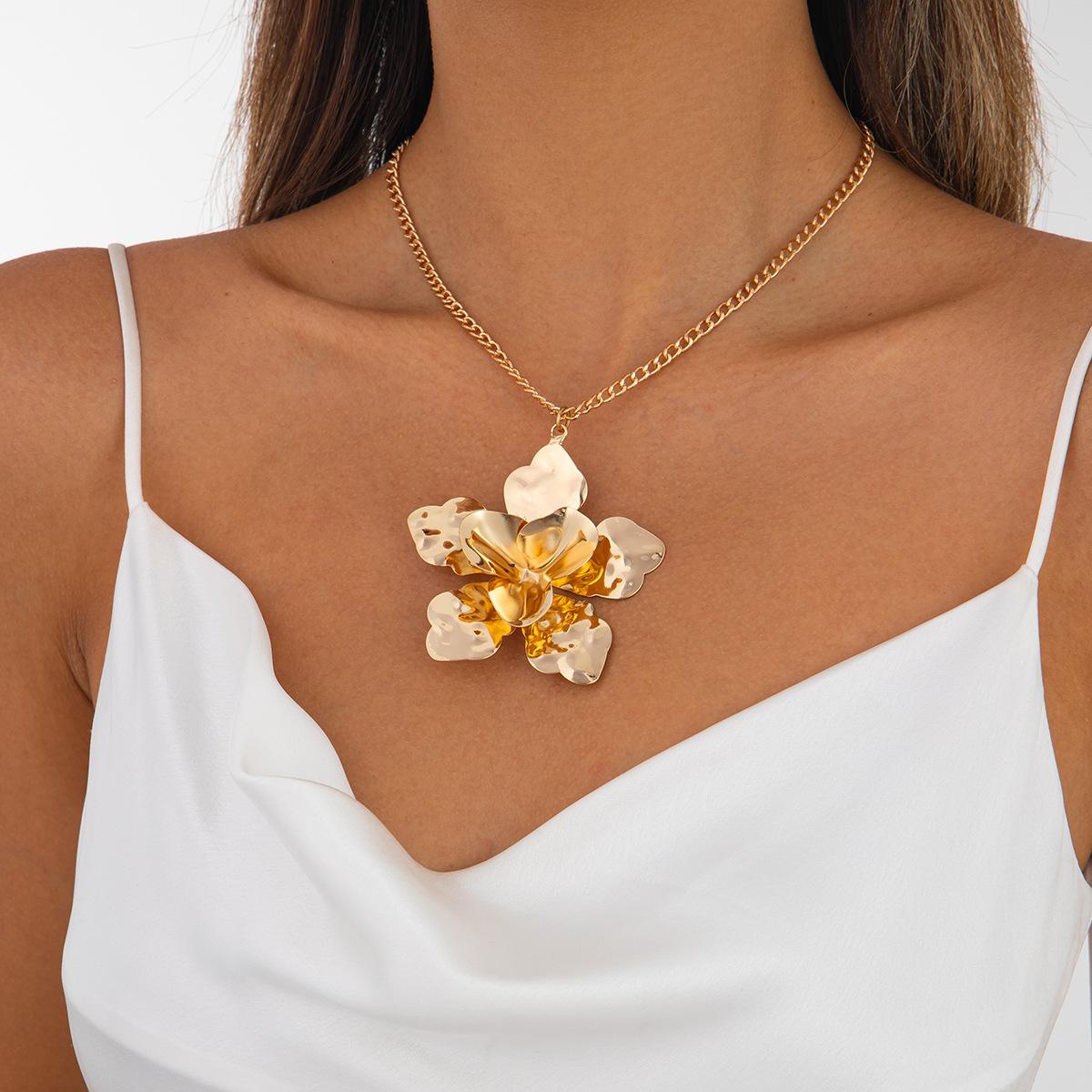 Exaggerated Style Metal Big Flower Necklace Necklace Fashion Three-Dimensional Petal Collarbone Necklace
