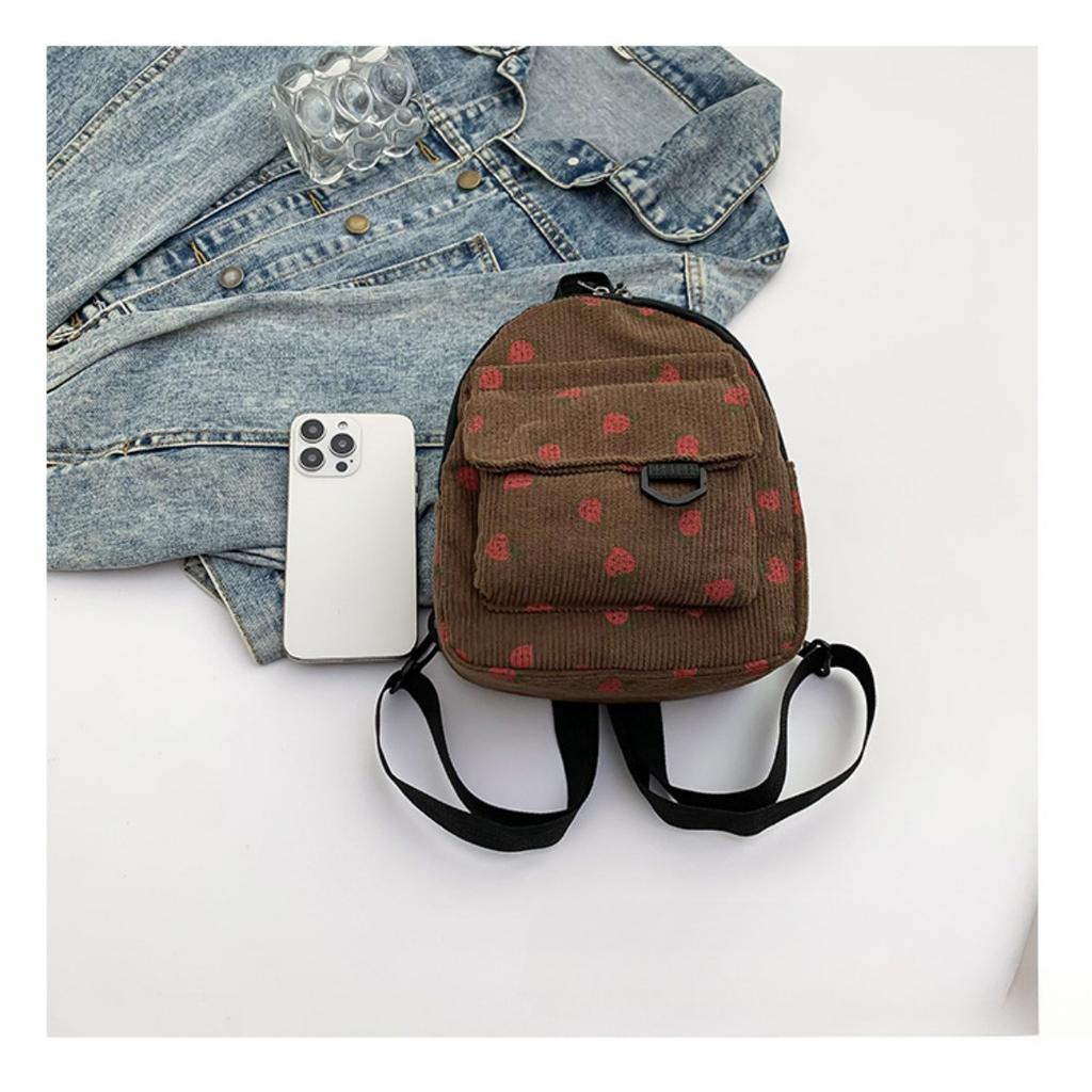 Ein einzigartiger Erdbeer-Mini-Rucksack aus leichter Polyesterfaser. Ausgestattet mit verstellbaren Schultergurten, Reißverschluss und Handwäsche-Funktion