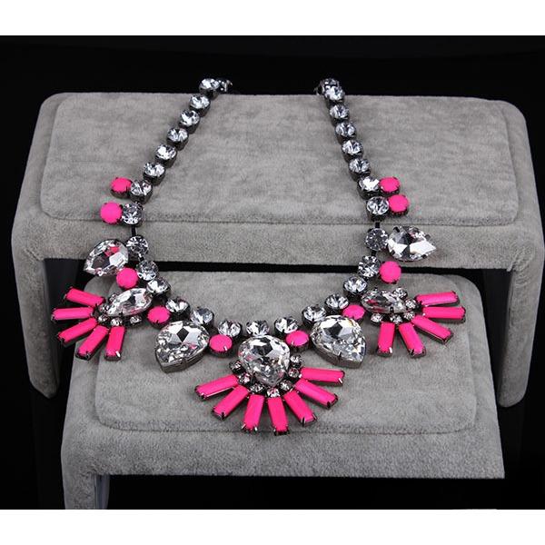 Fluoreszierende gelbe Rose Rot Edelstein Strass Halskette Damen Kurzes Schlüsselbein Übertrieben Modeschmuck