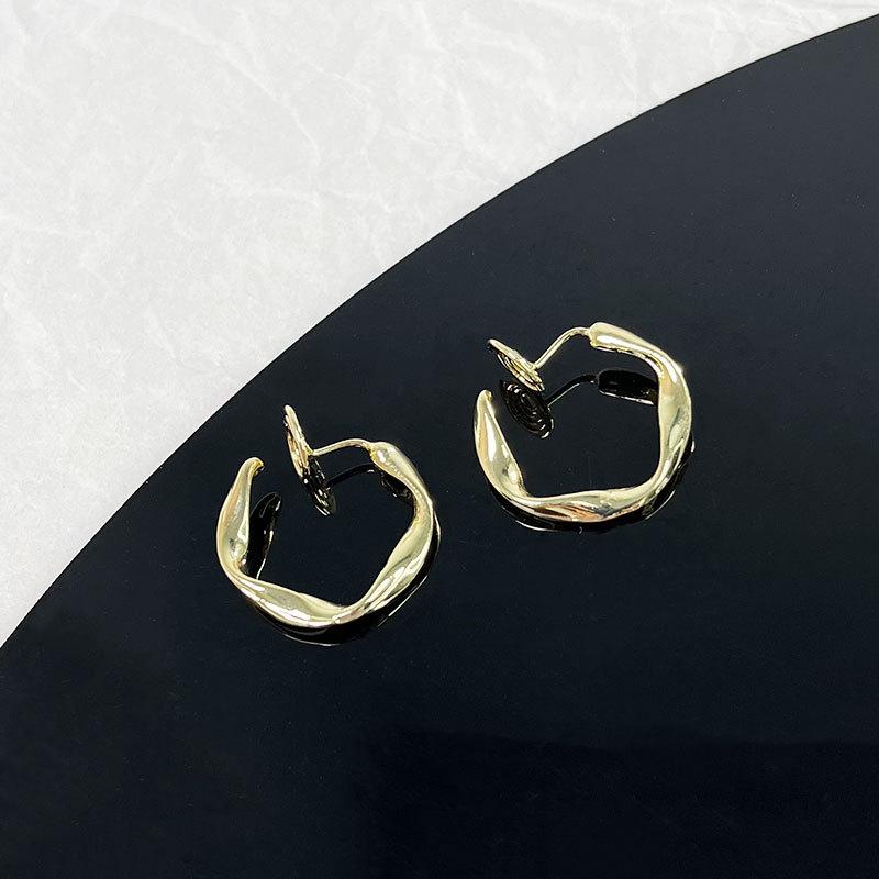 Korean Style Retro Pearl Ear Clip for Women - Mosquito Coil Holder, No Piercing, High-End, Fashionable and Versatile Luxury Earrings