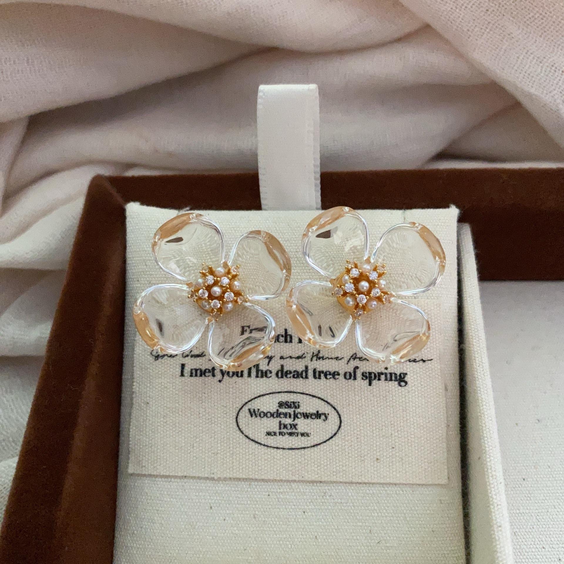 

Unique and beautiful flower resin stud earrings women s light luxury high-end temperament exquisite and sweet earrings light and romantic