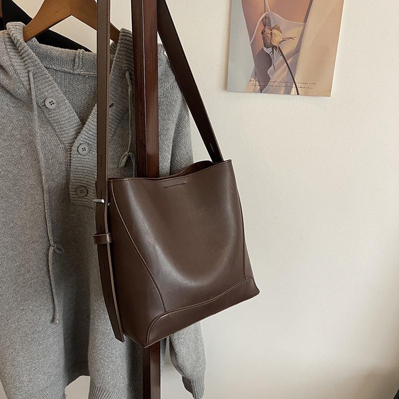 Fashion women's bags new high-end large-capacity bucket bags niche design single shoulder crossbody armpit bags