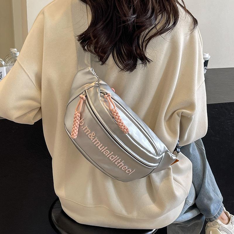 Popular niche silver bag women's new summer versatile messenger breast bag fashion mobile phone fanny pack