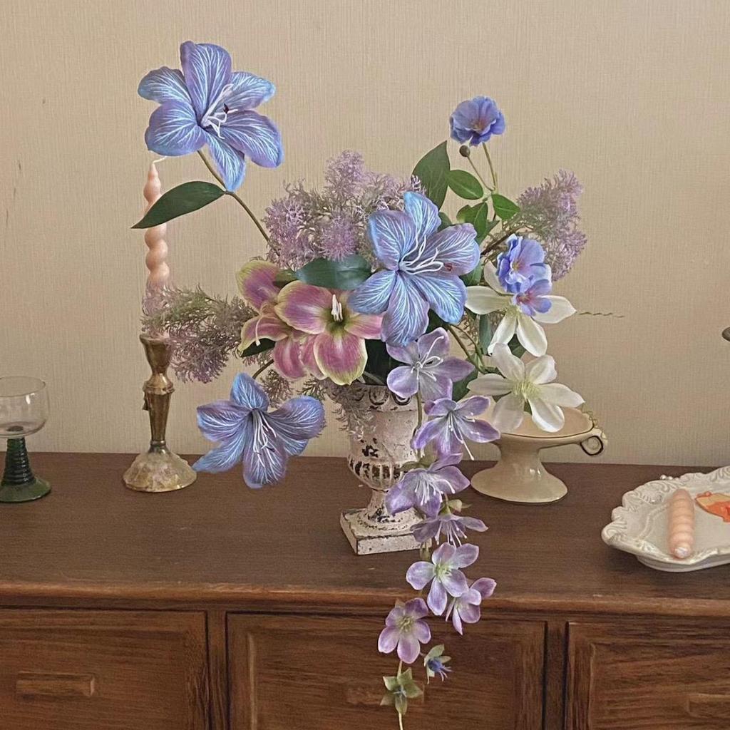 Grădina lui Monet Flori Artificiale Mov: Aranjament Decorativ pentru Fotografii și Vitrine.