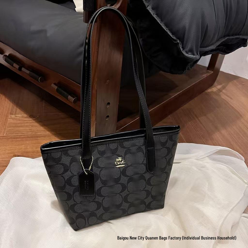 

Трендова жіноча сумка-тоут на плече з принтом високого класу