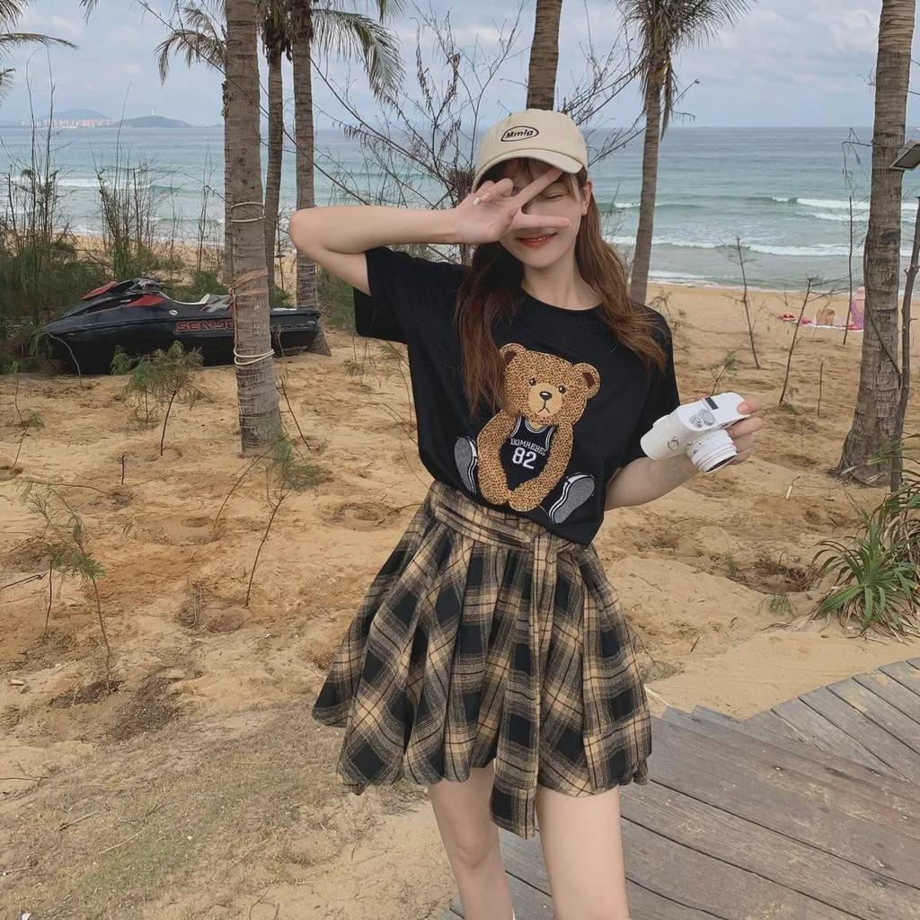 Premium Sommer Bär T-Shirt & Karierter Unregelmäßiger Rock Set - Zweiteiliges Freizeitoutfit