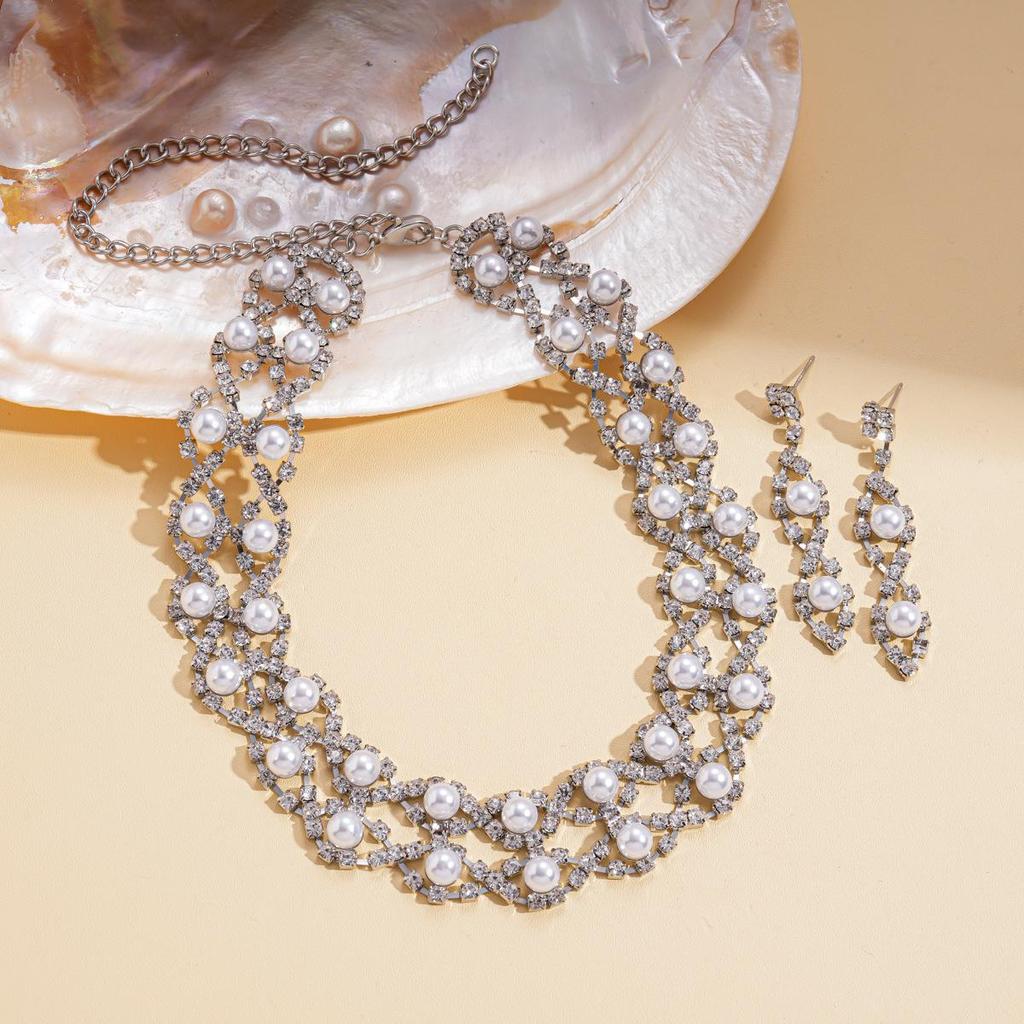 Geometric Round Flower Pearl Clavicle Necklace: Retro European & American Design