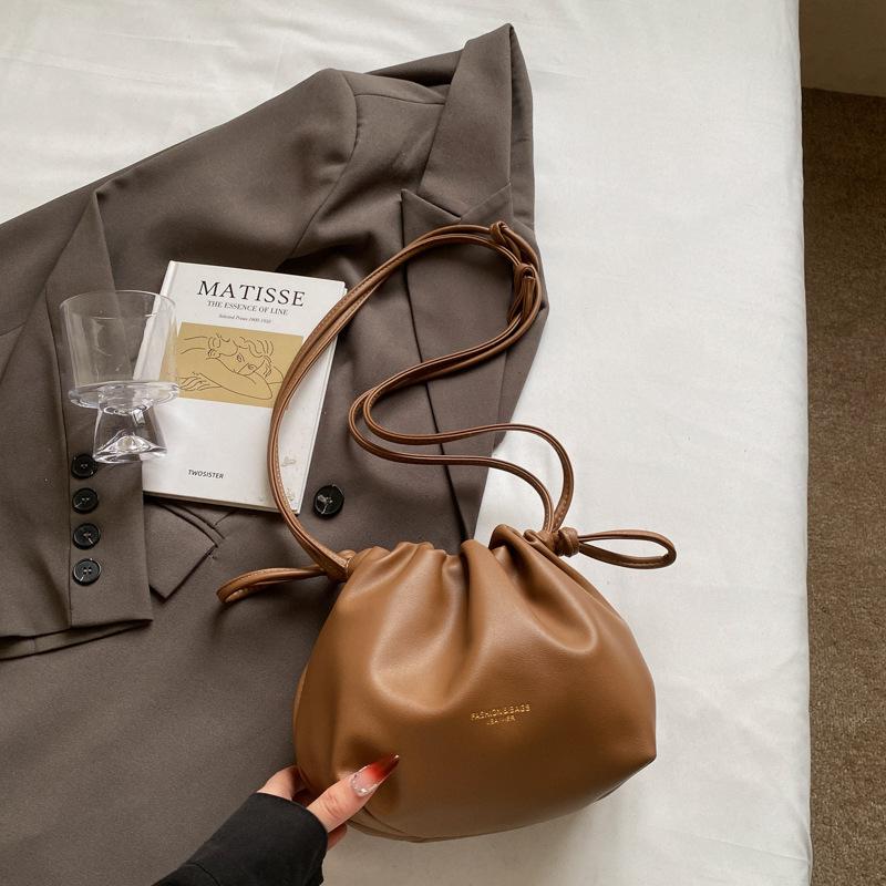 Summer niche pleated bag women's new casual versatile messenger bag popular bucket bag