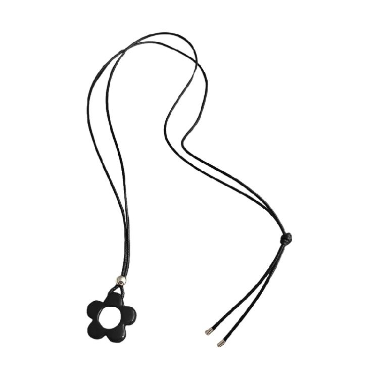Стильное длинное ожерелье из смолы с цветком и шнурком, аксессуар для женщин, который подчеркнет их модный образ. чёрный