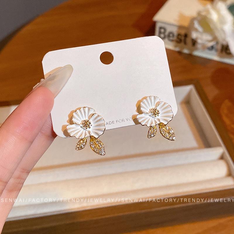 

Mori small fresh and sweet temperament flower earrings women s light luxury niche high-end earrings exquisite elegant ear jewelry