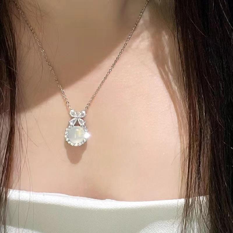 New Ice-clear White Chalcedony Pendant Necklace, Female Bow, Fashionable and Exquisite, Small Fragrant Collarbone Chain, Flower Neck Chain.