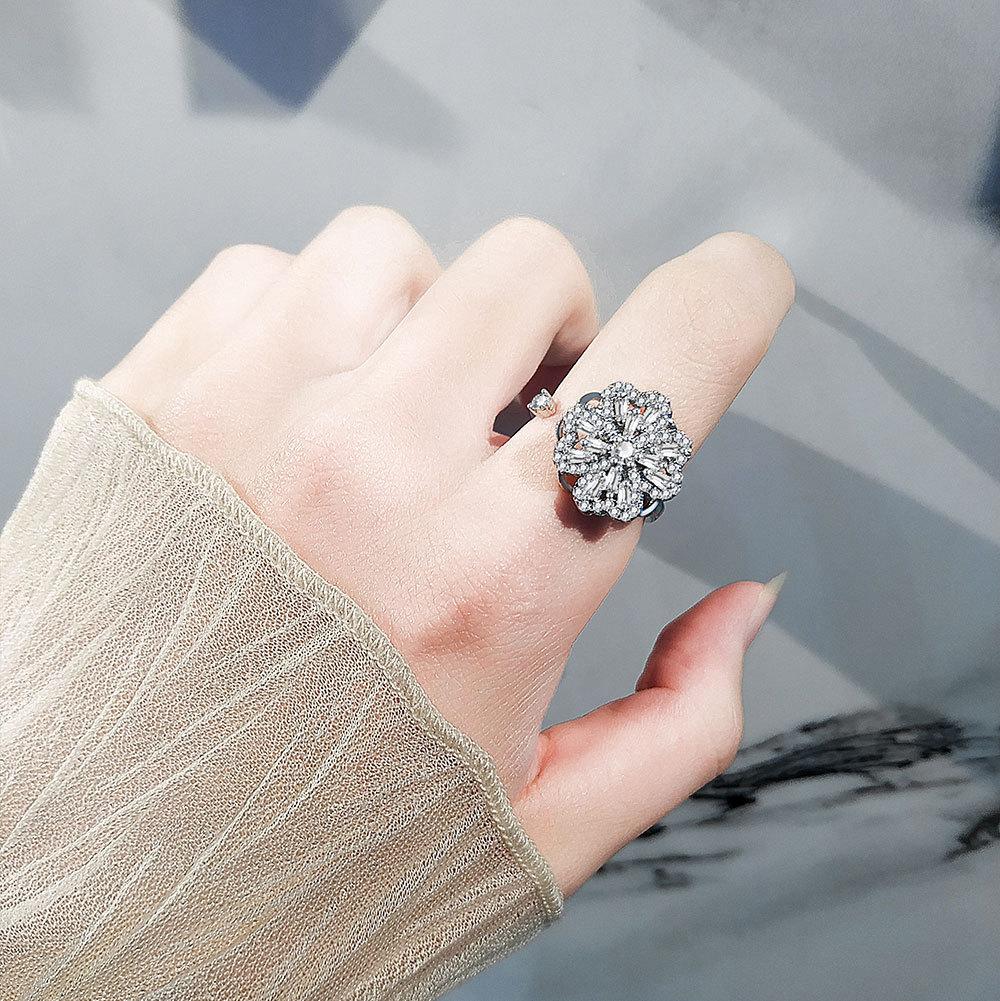 Minimalist Rotating Snowflake Ring For Women Adjustable Stress Relief Jewelry Unique Best Friend Gift Simple Design