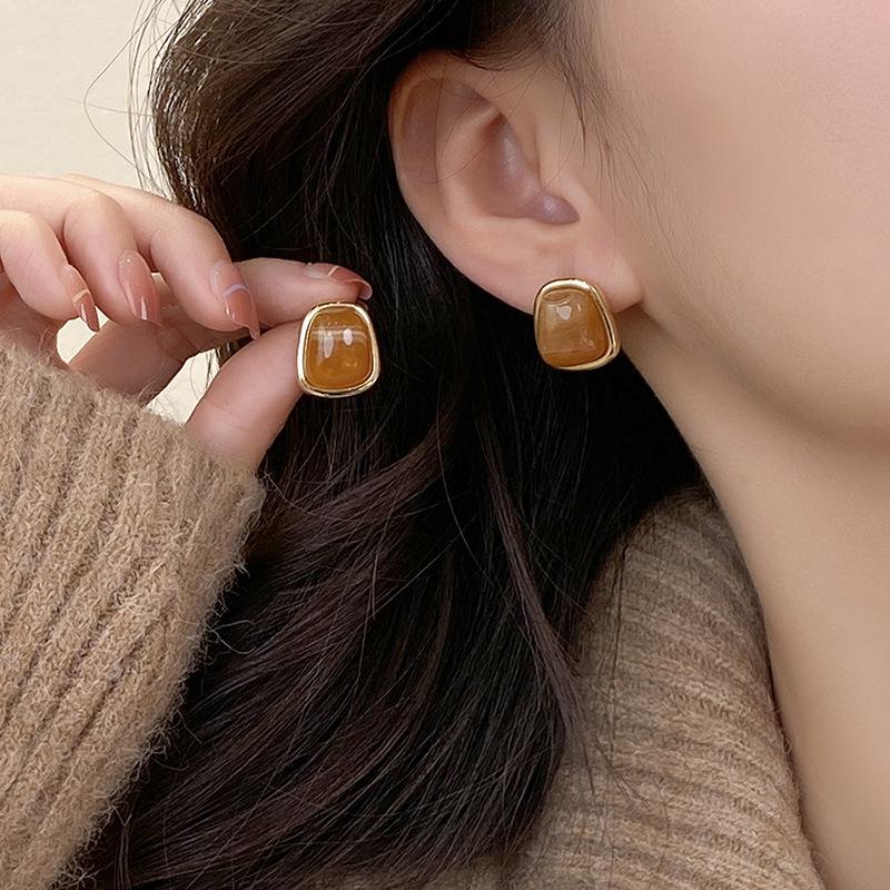 Boucles d'oreilles de luxe tendance 2024 accrocheuses pour femmes: Boucles d'oreilles à clous tendance et polyvalentes pour l'automne et l'hiver