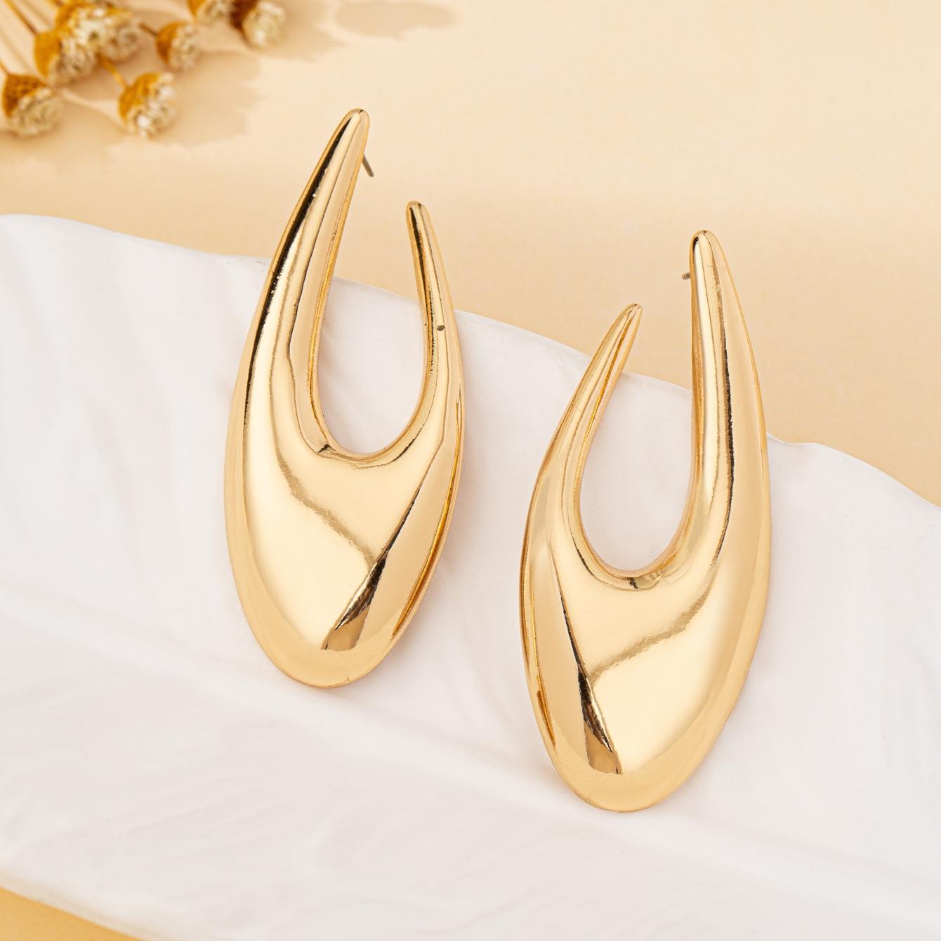 

A Pair of Women s Earrings, Simple and Versatile, with a Cool Minimalist Style, Featuring Smooth Metal Geometric Designs, Suitable for Everyday Wear